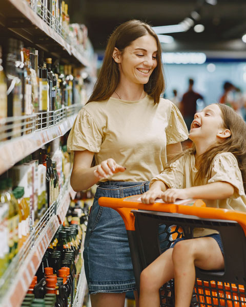 Une mère et sa fille en train de faire des courses dans un supermarché