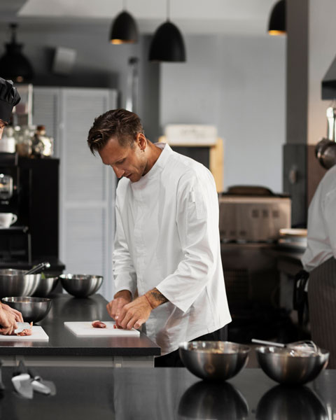 Un chef cuisinier préparant du porc